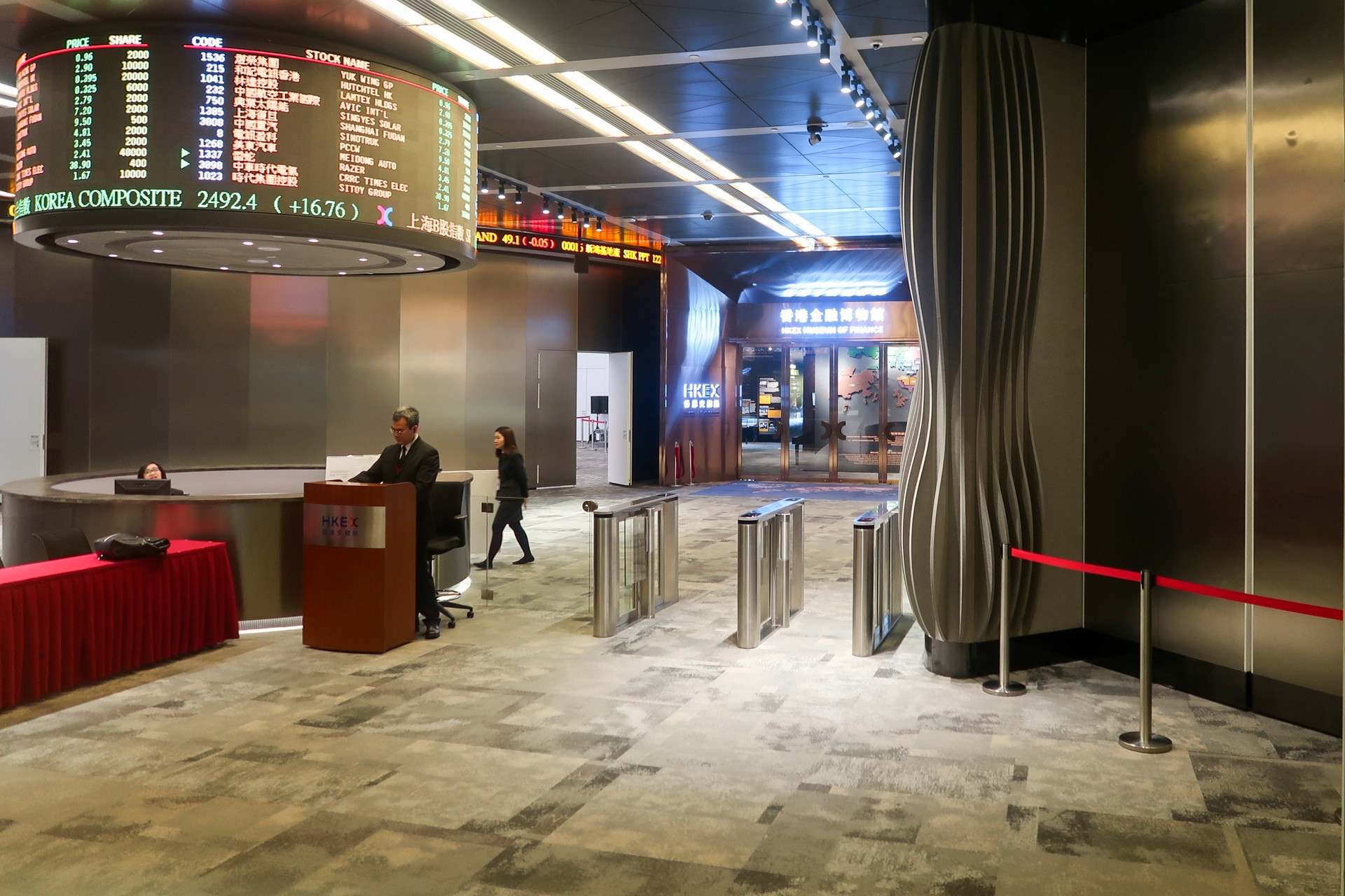 香港交易所香港金融大会堂里那块环形行情大屏,腾讯 0700 就在这块屏上滚动。